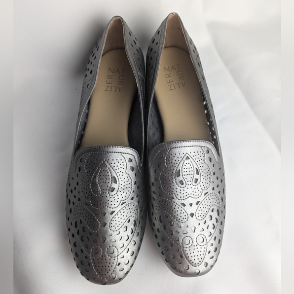 NWOT NATURALIZER Simili Leather Silver Women Flat Shoes Style Ballet Size 10 - Picture 1 of 7